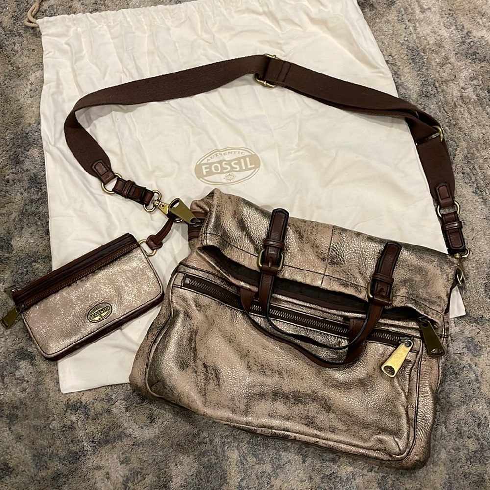 Fossil leather purse and wallet.